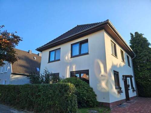 Vorderansicht - Das neue Jahr im neuen Zuhause beginnen Großzügiges Einfamilienhaus mit sonnigem Grundstück