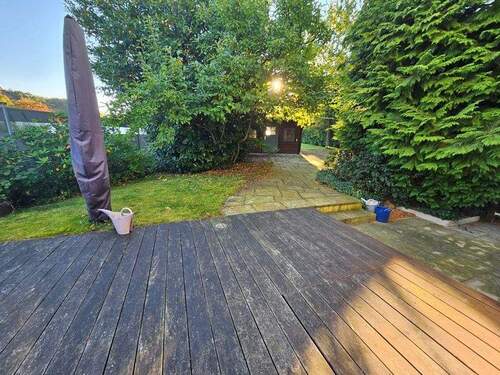 Terrasse mit Blick in den Garten - 
