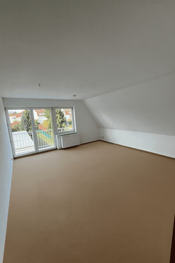 Wohnzimmer mit Balkon - 