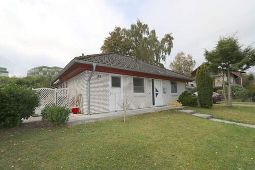 Außenansicht - Alles auf einer Ebene! Bungalow mit ca. 70m² und 2,5 Zimmern auf 609 m² Grundstück
