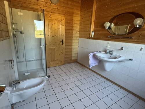 Badezimmer mit Dusche - 