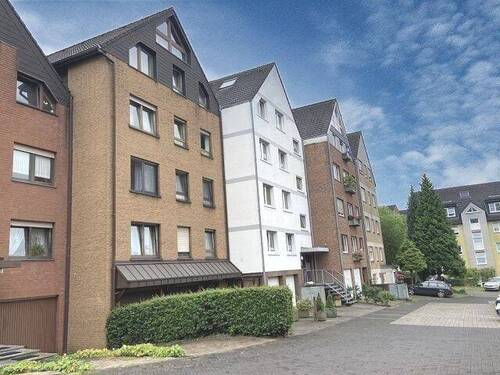 Straßenansicht - Große leerstehende 3,5 Zi.- Wohnung in ruhiger Top-Lage mit großem Balkon und Garage