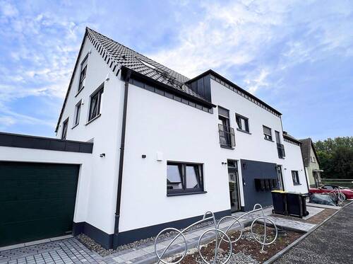 Hausansicht - Neuwertig. Energieeffizient. Provisionsfrei. Luxuriöse 3-Zimmer-Erdgeschosswohnung in Siegburg