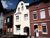 Hausansicht - Großzügiges Familiendomizil mit modernem Charme und Gartenvielfalt