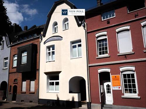 Hausansicht - Großzügiges Familiendomizil mit modernem Charme und Gartenvielfalt