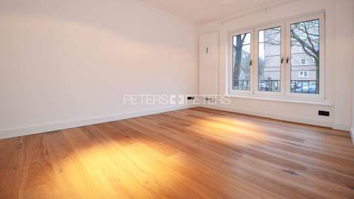 Foto einer baugleichen sanierten Wohnung im gleichen Gebäude__Schlafen 2 - 