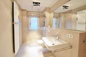 Foto einer baugleichen sanierten Wohnung im gleichen Gebäude__Badezimmer - 