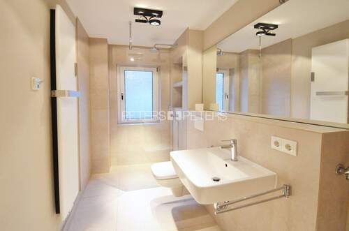 Foto einer baugleichen sanierten Wohnung im gleichen Gebäude__Badezimmer - 
