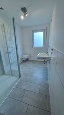 EG - Bad - 8 Zimmer Mehrfamilienhaus, Wohnhaus in Großkrotzenburg