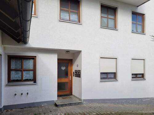 Eingang Haus 13 - 1 Zimmer Mehrfamilienhaus, Wohnhaus in Hettenshausen