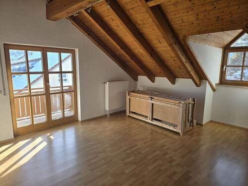 helles Wohnzimmer mit Zugang zum Balkon - 2 Zimmer Etagenwohnung in Penzberg