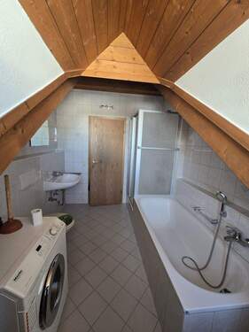 Bad mit Wanne und Dusche - 