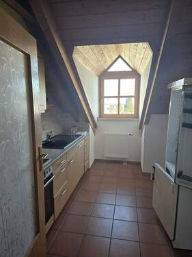 helle Küche mit Fenster - 