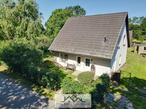 dji_fly_20250701_104516_522_1751359892143_photo - Modernes Einfamilienhaus in ruhiger Lage.