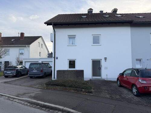 Außenansicht Straße - Komfortable Erdgeschosswohnung mit Terrasse und Garage in Kempten