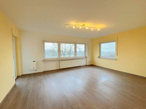 Wohnzimmer - Ruhig, hell, praktisch: 2-Zimmer-Wohnung mit Stellplatz und Keller in Marburg