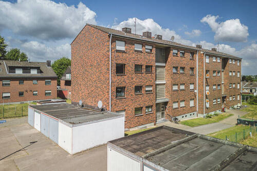 Titelbild - Öffentlich gefördertes Achtfamilienhaus mit vier Garagen