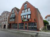 Objektansicht (Straßenseite) - Vermietete LadengeschäftPraxis (ca. 212 m²) mit PKW-Stellplätzen im Zentrum von Travemünde