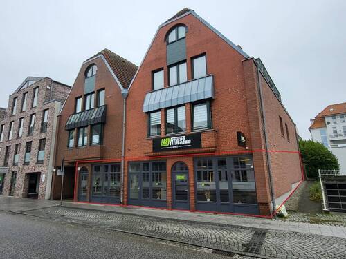 Objektansicht (Straßenseite) - Vermietete LadengeschäftPraxis (ca. 212 m²) mit PKW-Stellplätzen im Zentrum von Travemünde