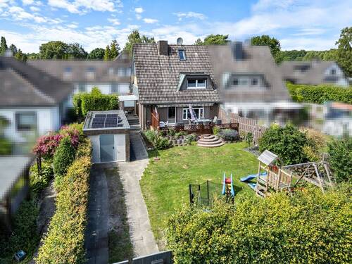 Drohnenansicht - Ankommen & Wohlfühlen: Doppelhaushälfte mit modernem Komfort und Natur vor der Tür!