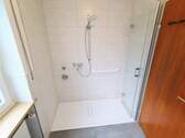 Badezimmer mit bodengleicher Dusche (renoviert) - 