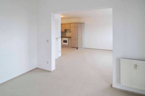 Wohnzimmer mit offener Küche - 2 Zimmer Etagenwohnung in Greifswald
