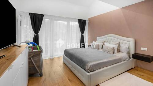 1. OG Schlafzimmer 1 - 