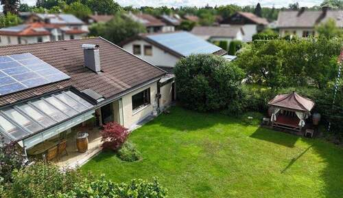 Blick zum Freisitz - Großzügiges Einfamilienhaus-Rosenheim - ruhige, sonnige und sehr gefragte Lage