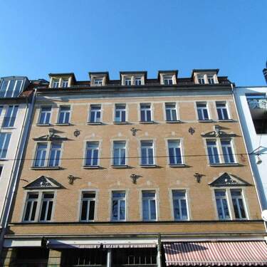 .
- Alaunstraße – Rarität - Gemütliches 2-Zimmer-Dachgeschoss mit EBK und Balkon! Auf Wunsch Tiefgarage!