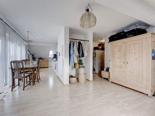 Durchdachter Raumtrenner mit Garderobe. - 