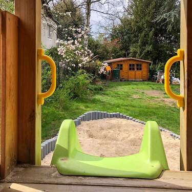 Großer Spielplatz im Garten - 