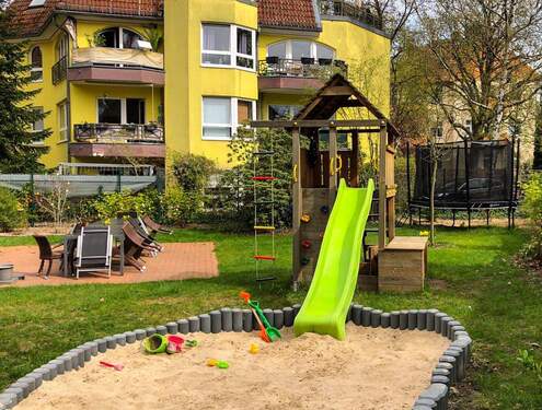 Großer Spielplatz im Garten - 