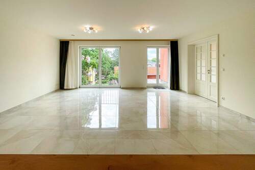 Wohnzimmer mit Balkon und offener Küche - Etagenwohnung mit 135,00 m&sup2; in Berlin zur Miete