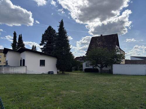 Grundstück und Bestand - Mehrfamilienhaus, Wohnhaus mit 346,00 m&sup2; in Wackersdorf zum Kaufen
