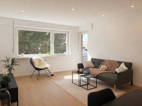 Wohnzimmer - Frisch modernisierte 3,5-Zimmer-Wohnung mit Balkon - Erstbezug & provisionsfrei