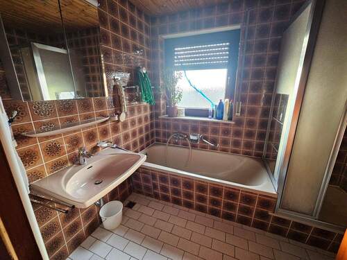 Bad mit Dusche, Wanne, WC - 
