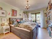 Helles Schlafzimmer mit Zugang zum Balkon. - 