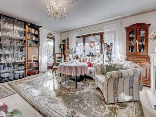 Gemütliches Wohnzimmer mit zusätzlichem Zugang zum Balkon. - 