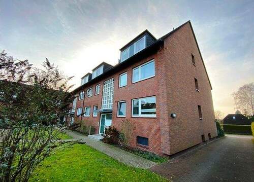 Ansicht NO - Pkw-Zufahrt - freie 3 Zi.-Dachwohnung mit Außenstellplatz