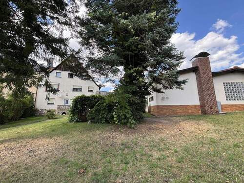 Grundstück und beide Bestandsgebäude - 