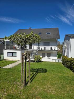 Außenansicht - Renovierte DG-Wohnung mit Einbauküche und schönem Garten