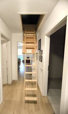 Flur mit Auszugtreppe zum Dachboden - 