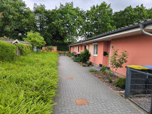 Vorderansicht der Reihenhausreihe - Ebenerdiges Reihenhaus im Bungalowstil