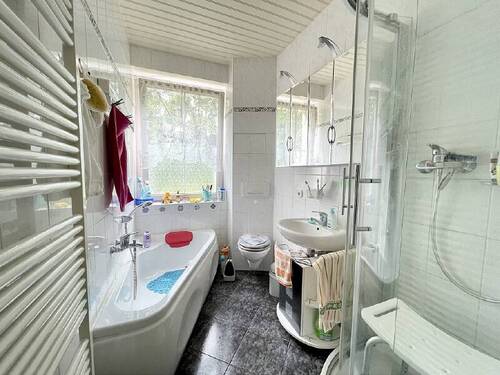 Tageslichtbad mit Wanne und Dusche - 