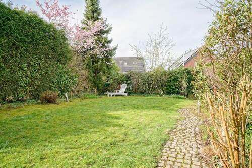 Rasenfläche - Doppelhaushälfte mit 154,00 m&sup2; in Mülheim an der Ruhr zur Miete