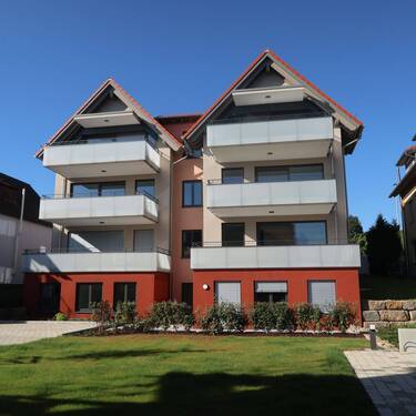 Außenansicht Haus A..JPG - Stilvolle 2,5-Zimmer-Neubauwohnung im KfW-40-Effizienzhaus