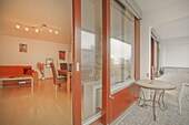 Blick vom Balkon in die Wohnung - 
