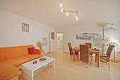 Wohnzimmer - Großzügige 2-Zimmer-Wohnung mit großem sonnigen Westbalkon in Bogenhausen nahe Arabellapark!