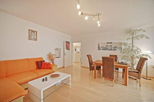Wohnzimmer - Großzügige 2-Zimmer-Wohnung mit großem sonnigen Westbalkon in Bogenhausen nahe Arabellapark!