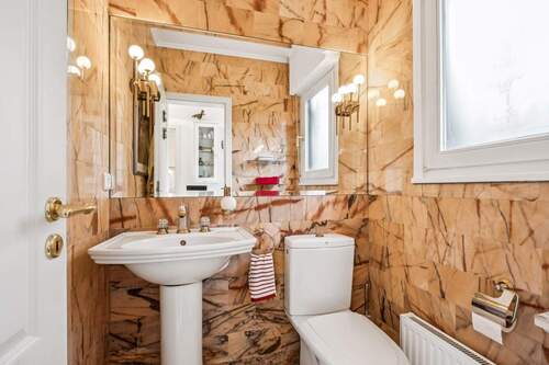 GÄSTE-WC IM EINGANGSBEREICH - 